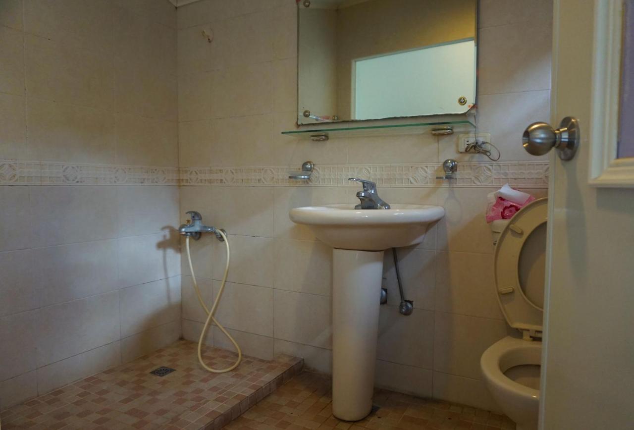 Hua Bin Hotel Yilan Esterno foto