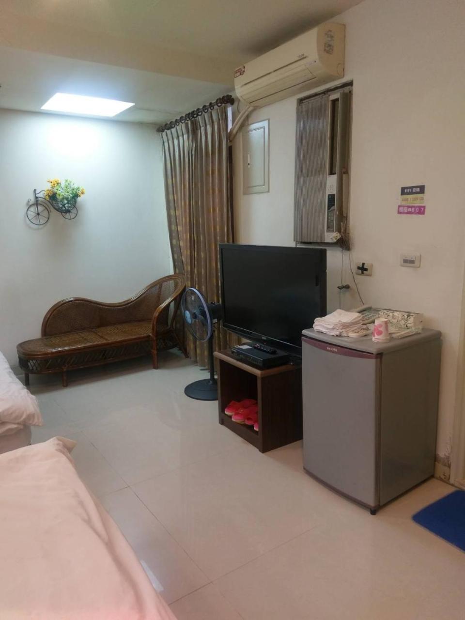 Hua Bin Hotel Yilan Esterno foto